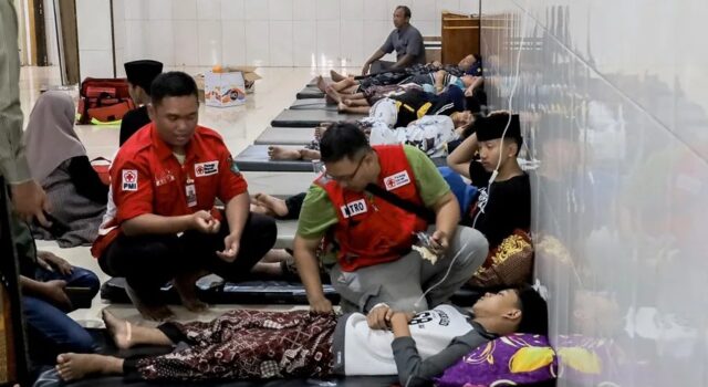 Intoxicación en Indonesia deja 500 niños hospitalizados Socorristas atienden a estudiantes en suelo de hospital tras masiva intoxicación alimentaria en Indonesia.