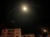 Israel intercepta dron sospechoso lanzado desde Líbano Estelas de luz en el cielo nocturno sobre edificios urbanos durante una intercepción aérea en Israel.