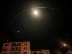Israel intercepta dron sospechoso lanzado desde Líbano Estelas de luz en el cielo nocturno sobre edificios urbanos durante una intercepción aérea en Israel.