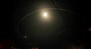 Israel intercepta dron sospechoso lanzado desde Líbano Estelas de luz en el cielo nocturno sobre edificios urbanos durante una intercepción aérea en Israel.