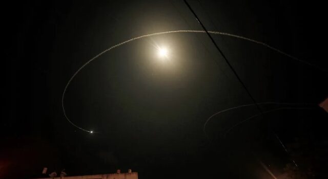 Israel intercepta dron sospechoso lanzado desde Líbano Estelas de luz en el cielo nocturno sobre edificios urbanos durante una intercepción aérea en Israel.