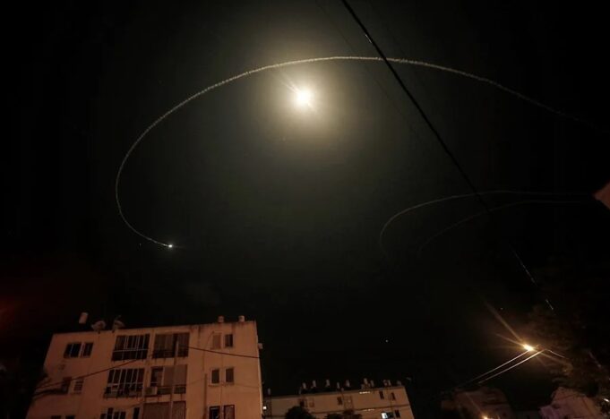 Israel intercepta dron sospechoso lanzado desde Líbano Estelas de luz en el cielo nocturno sobre edificios urbanos durante una intercepción aérea en Israel.