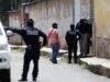México abatió a líder criminal buscado por Estados Unidos Agentes de la Policía Federal en México realizan operativo de seguridad en una calle durante una intervención oficial.