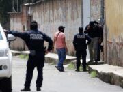 México abatió a líder criminal buscado por Estados Unidos Agentes de la Policía Federal en México realizan operativo de seguridad en una calle durante una intervención oficial.