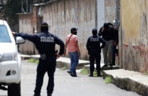 México abatió a líder criminal buscado por Estados Unidos Agentes de la Policía Federal en México realizan operativo de seguridad en una calle durante una intervención oficial.