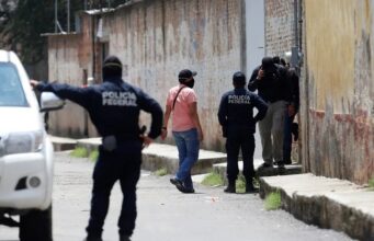 México abatió a líder criminal buscado por Estados Unidos Agentes de la Policía Federal en México realizan operativo de seguridad en una calle durante una intervención oficial.