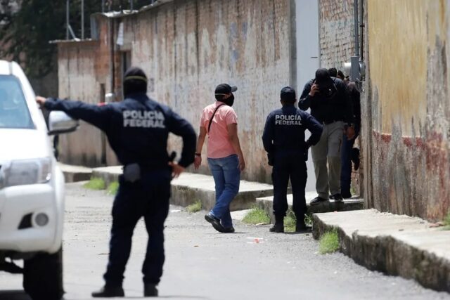 Agentes de la Policía Federal en México realizan operativo de seguridad en una calle durante una intervención oficial.