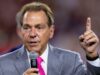 Nick Saban advierte a LSU sobre fichar jugadores de la NFL Nick Saban habla por micrófono y levanta un dedo al opinar sobre fútbol americano y exjugadores de la NFL.