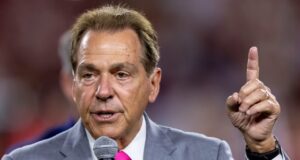 Nick Saban advierte a LSU sobre fichar jugadores de la NFL Nick Saban habla por micrófono y levanta un dedo al opinar sobre fútbol americano y exjugadores de la NFL.