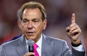 Nick Saban advierte a LSU sobre fichar jugadores de la NFL Nick Saban habla por micrófono y levanta un dedo al opinar sobre fútbol americano y exjugadores de la NFL.