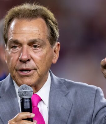 Nick Saban advierte a LSU sobre fichar jugadores de la NFL Nick Saban habla por micrófono y levanta un dedo al opinar sobre fútbol americano y exjugadores de la NFL.