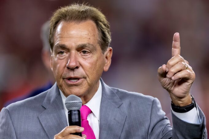 Nick Saban advierte a LSU sobre fichar jugadores de la NFL Nick Saban habla por micrófono y levanta un dedo al opinar sobre fútbol americano y exjugadores de la NFL.