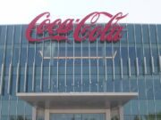 Alabama estrena la sede de Coca-Cola UNITED en Birmingham Fachada acristalada de la nueva sede corporativa de Coca-Cola UNITED en Alabama con el logotipo en el techo.