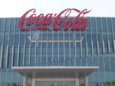 Alabama estrena la sede de Coca-Cola UNITED en Birmingham Fachada acristalada de la nueva sede corporativa de Coca-Cola UNITED en Alabama con el logotipo en el techo.
