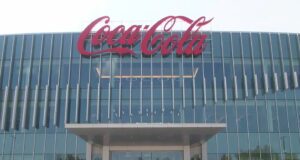 Alabama estrena la sede de Coca-Cola UNITED en Birmingham Fachada acristalada de la nueva sede corporativa de Coca-Cola UNITED en Alabama con el logotipo en el techo.