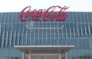 Alabama estrena la sede de Coca-Cola UNITED en Birmingham Fachada acristalada de la nueva sede corporativa de Coca-Cola UNITED en Alabama con el logotipo en el techo.