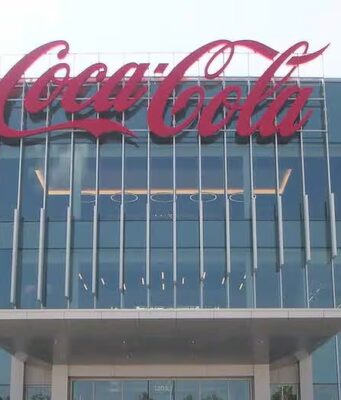 Alabama estrena la sede de Coca-Cola UNITED en Birmingham Fachada acristalada de la nueva sede corporativa de Coca-Cola UNITED en Alabama con el logotipo en el techo.