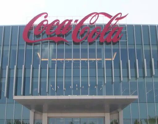 Alabama estrena la sede de Coca-Cola UNITED en Birmingham Fachada acristalada de la nueva sede corporativa de Coca-Cola UNITED en Alabama con el logotipo en el techo.