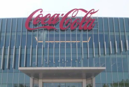 Alabama estrena la sede de Coca-Cola UNITED en Birmingham Fachada acristalada de la nueva sede corporativa de Coca-Cola UNITED en Alabama con el logotipo en el techo.