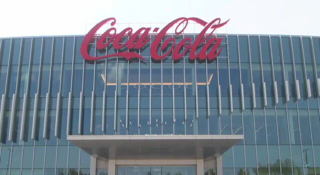 Alabama estrena la sede de Coca-Cola UNITED en Birmingham Fachada acristalada de la nueva sede corporativa de Coca-Cola UNITED en Alabama con el logotipo en el techo.