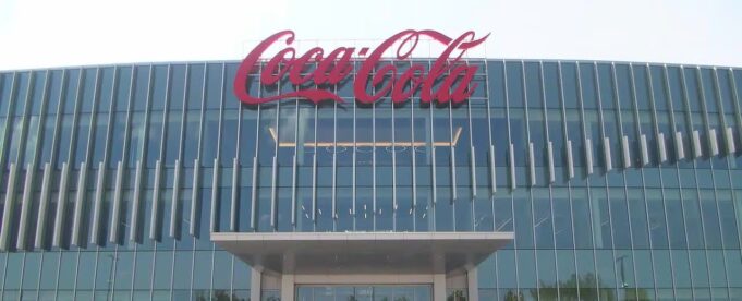 Alabama estrena la sede de Coca-Cola UNITED en Birmingham Fachada acristalada de la nueva sede corporativa de Coca-Cola UNITED en Alabama con el logotipo en el techo.