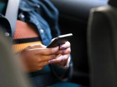 Motion Assist de Google combate el mareo al usar el móvil Pasajera con cinturón de seguridad usando un smartphone en un coche para probar Motion Assist contra el mareo.