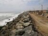 Estado de emergencia en Perú por impacto extraordinario de El Niño Rompeolas de rocas en la costa de Perú junto a viviendas para proteger la zona de El Niño.