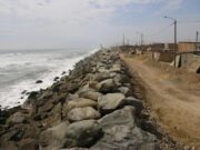 Estado de emergencia en Perú por impacto extraordinario de El Niño Rompeolas de rocas en la costa de Perú junto a viviendas para proteger la zona de El Niño.