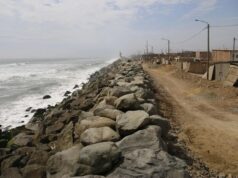 Estado de emergencia en Perú por impacto extraordinario de El Niño Rompeolas de rocas en la costa de Perú junto a viviendas para proteger la zona de El Niño.