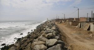 Estado de emergencia en Perú por impacto extraordinario de El Niño Rompeolas de rocas en la costa de Perú junto a viviendas para proteger la zona de El Niño.