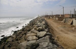 Estado de emergencia en Perú por impacto extraordinario de El Niño Rompeolas de rocas en la costa de Perú junto a viviendas para proteger la zona de El Niño.