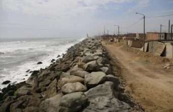 Estado de emergencia en Perú por impacto extraordinario de El Niño Rompeolas de rocas en la costa de Perú junto a viviendas para proteger la zona de El Niño.