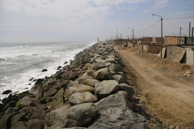 peru-el-nino-costa-rompeolas-casas Rompeolas de rocas en la costa de Perú junto a viviendas para proteger la zona de El Niño.