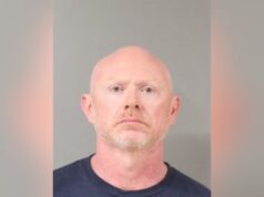 Agente en Alabama imputado por violación y trata Foto policial de ficha del arresto de Robert Nicholas Lisle acusado por delitos graves en Alabama.