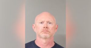 Agente en Alabama imputado por violación y trata Foto policial de ficha del arresto de Robert Nicholas Lisle acusado por delitos graves en Alabama.