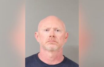 Agente en Alabama imputado por violación y trata Foto policial de ficha del arresto de Robert Nicholas Lisle acusado por delitos graves en Alabama.