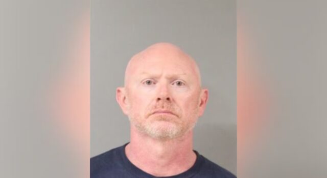 Agente en Alabama imputado por violación y trata Foto policial de ficha del arresto de Robert Nicholas Lisle acusado por delitos graves en Alabama.