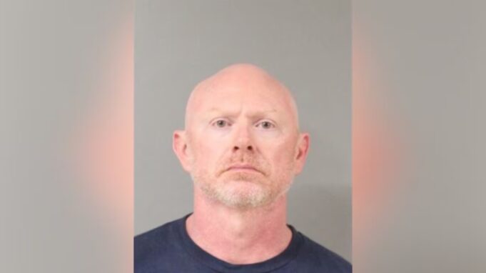 Agente en Alabama imputado por violación y trata Foto policial de ficha del arresto de Robert Nicholas Lisle acusado por delitos graves en Alabama.