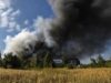 Rusia ataca almacenes y logística comercial en Ucrania Gran columna de humo negro elevándose tras el ataque de Rusia a almacenes e infraestructura en Ucrania.