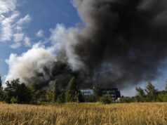Rusia ataca almacenes y logística comercial en Ucrania Gran columna de humo negro elevándose tras el ataque de Rusia a almacenes e infraestructura en Ucrania.