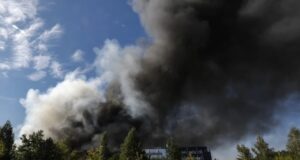 Rusia ataca almacenes y logística comercial en Ucrania Gran columna de humo negro elevándose tras el ataque de Rusia a almacenes e infraestructura en Ucrania.