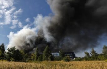 Rusia ataca almacenes y logística comercial en Ucrania Gran columna de humo negro elevándose tras el ataque de Rusia a almacenes e infraestructura en Ucrania.