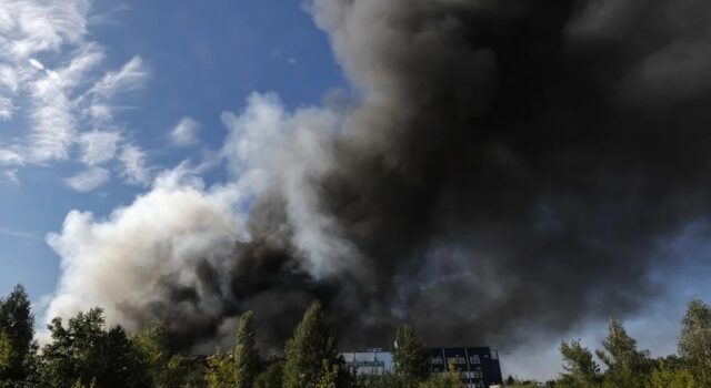 Rusia ataca almacenes y logística comercial en Ucrania Gran columna de humo negro elevándose tras el ataque de Rusia a almacenes e infraestructura en Ucrania.