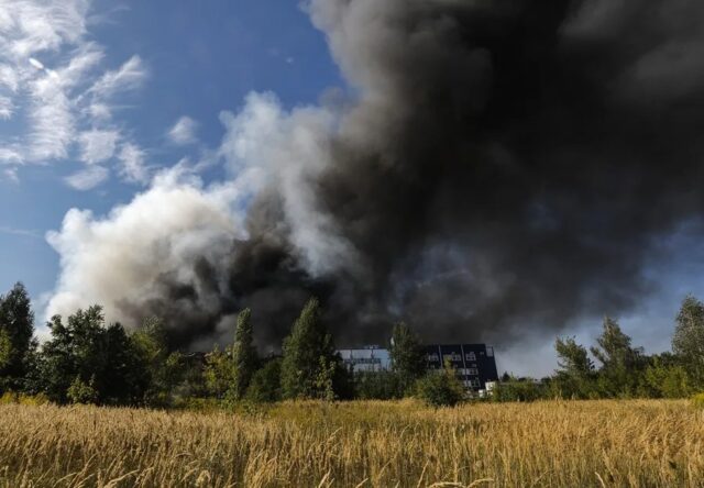 Gran columna de humo negro elevándose tras el ataque de Rusia a almacenes e infraestructura en Ucrania.