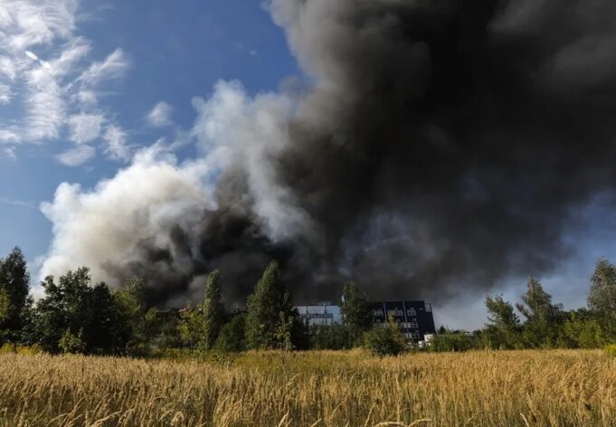 Rusia ataca almacenes y logística comercial en Ucrania Gran columna de humo negro elevándose tras el ataque de Rusia a almacenes e infraestructura en Ucrania.