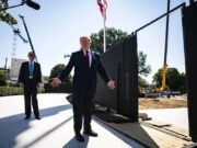 Supremo avala a Trump para salón de baile en Casa Blanca Donald Trump frente a la zona de construcción del salón de baile en la Casa Blanca con grúas de fondo.