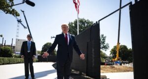 Supremo avala a Trump para salón de baile en Casa Blanca Donald Trump frente a la zona de construcción del salón de baile en la Casa Blanca con grúas de fondo.