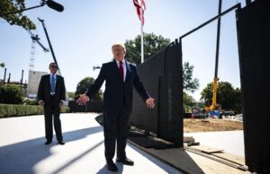 Supremo avala a Trump para salón de baile en Casa Blanca Donald Trump frente a la zona de construcción del salón de baile en la Casa Blanca con grúas de fondo.
