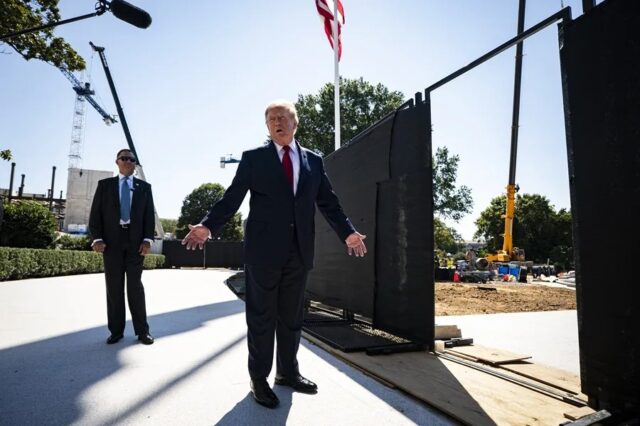 trump-salon-de-baile-obras-casa-blanca Donald Trump frente a la zona de construcción del salón de baile en la Casa Blanca con grúas de fondo.