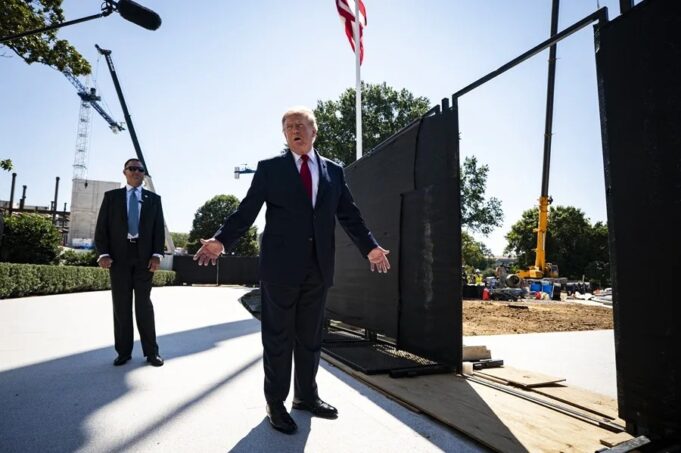 Supremo avala a Trump para salón de baile en Casa Blanca Donald Trump frente a la zona de construcción del salón de baile en la Casa Blanca con grúas de fondo.
